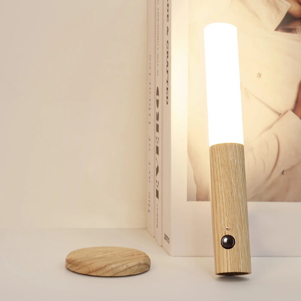 極簡桌搭美學｜溫潤木紋感應夜燈 (磁吸充電、人體感應)